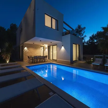 ヴィラ Luxury Beachfront 2 With Private Pool, Jacuzzi And Gym At The On Ciovo - Okrug Gornji *