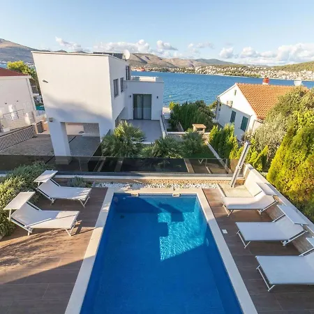 ヴィラ Luxury Beachfront 2 With Private Pool, Jacuzzi And Gym At The On Ciovo - Okrug Gornji