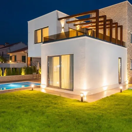 Luxury Beachfront 2 With Private Pool, Jacuzzi And Gym At The On Ciovo - Okrug Gornji トロギール