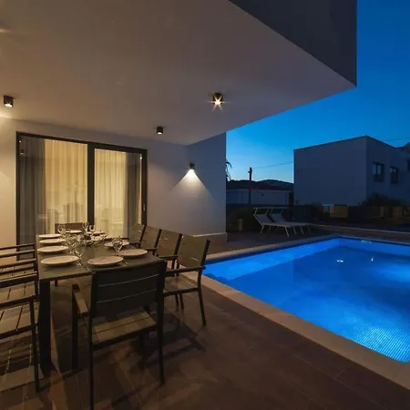 Luxury Beachfront 2 With Private Pool, Jacuzzi And Gym At The On Ciovo - Okrug Gornji ヴィラ トロギール