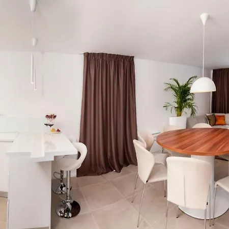 ヴィラ Luxury Beachfront 2 With Private Pool, Jacuzzi And Gym At The On Ciovo - Okrug Gornji *