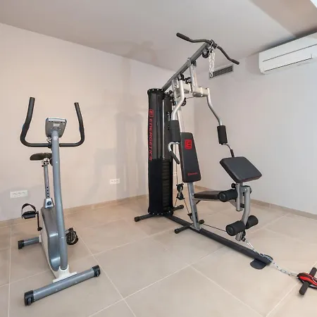 ヴィラ Luxury Beachfront 2 With Private Pool, Jacuzzi And Gym At The On Ciovo - Okrug Gornji *