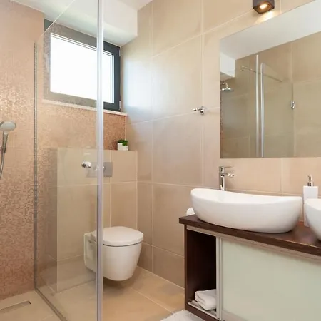 ヴィラ Luxury Beachfront 2 With Private Pool, Jacuzzi And Gym At The On Ciovo - Okrug Gornji *