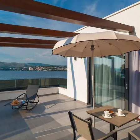 ヴィラ Luxury Beachfront 2 With Private Pool, Jacuzzi And Gym At The On Ciovo - Okrug Gornji トロギール