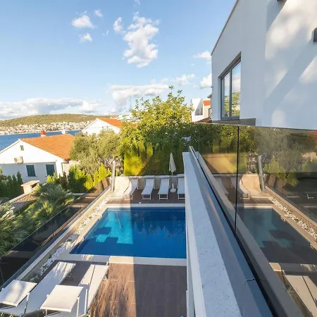 ヴィラ Luxury Beachfront 2 With Private Pool, Jacuzzi And Gym At The On Ciovo - Okrug Gornji *
