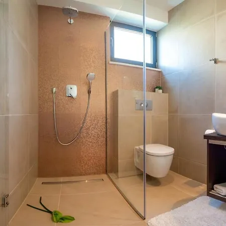 Luxury Beachfront 2 With Private Pool, Jacuzzi And Gym At The On Ciovo - Okrug Gornji ヴィラ トロギール