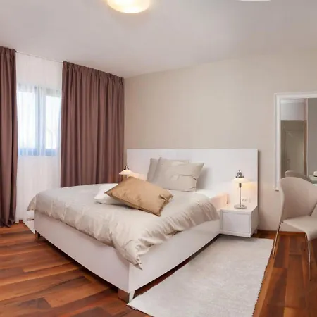 ヴィラ Luxury Beachfront 2 With Private Pool, Jacuzzi And Gym At The On Ciovo - Okrug Gornji トロギール
