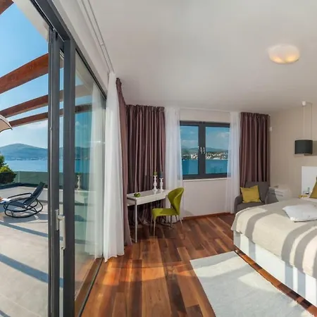 Luxury Beachfront 2 With Private Pool, Jacuzzi And Gym At The On Ciovo - Okrug Gornji トロギール