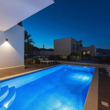 Luxury Beachfront 2 With Private Pool, Jacuzzi And Gym At The On Ciovo - Okrug Gornji ヴィラ *
