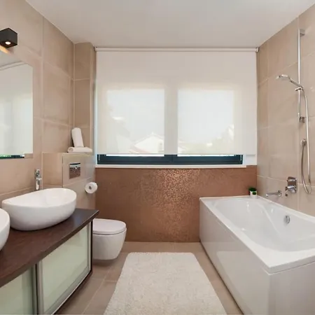 Luxury Beachfront 2 With Private Pool, Jacuzzi And Gym At The On Ciovo - Okrug Gornji * トロギール