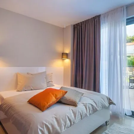 Luxury Beachfront 2 With Private Pool, Jacuzzi And Gym At The On Ciovo - Okrug Gornji *