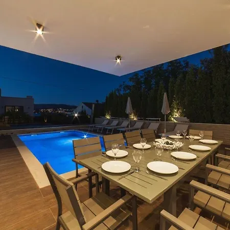 ヴィラ Luxury Beachfront 2 With Private Pool, Jacuzzi And Gym At The On Ciovo - Okrug Gornji