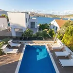 빌라 Luxury Beachfront Villa Trogir 2 With Indoor & Outdoor Pools