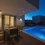 Luxury Beachfront Villa Trogir 2 With Indoor & Outdoor Pools 빌라 트로기르