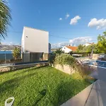 빌라 Luxury Beachfront Villa Trogir 2 With Indoor & Outdoor Pools 트로기르