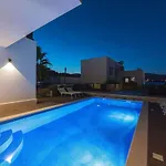 Luxury Beachfront Villa Trogir 2 With Indoor & Outdoor Pools 빌라 *