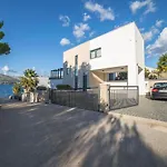 Luxury Beachfront Villa Trogir 2 With Indoor & Outdoor Pools 别墅 *