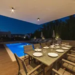 빌라 Luxury Beachfront Villa Trogir 2 With Indoor & Outdoor Pools