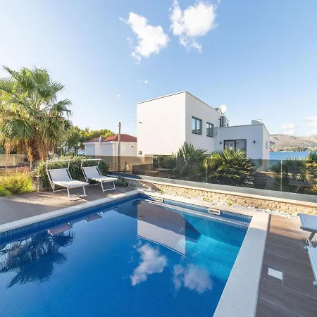 Luxury Beachfront 2 With Indoor & Outdoor Pools