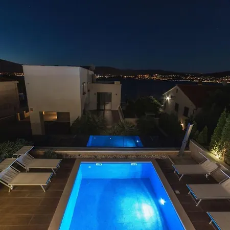Luxury Beachfront 2 With Indoor & Outdoor Pools *