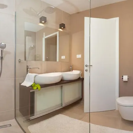 Luxury Beachfront 2 With Indoor & Outdoor Pools ヴィラ トロギール
