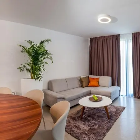 Luxury Beachfront 2 With Indoor & Outdoor Pools トロギール