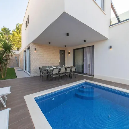 Luxury Beachfront 2 With Indoor & Outdoor Pools トロギール