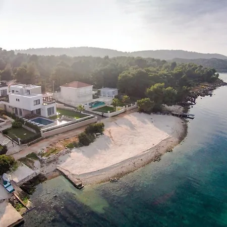 Luxury Beachfront 2 With Indoor & Outdoor Pools * トロギール