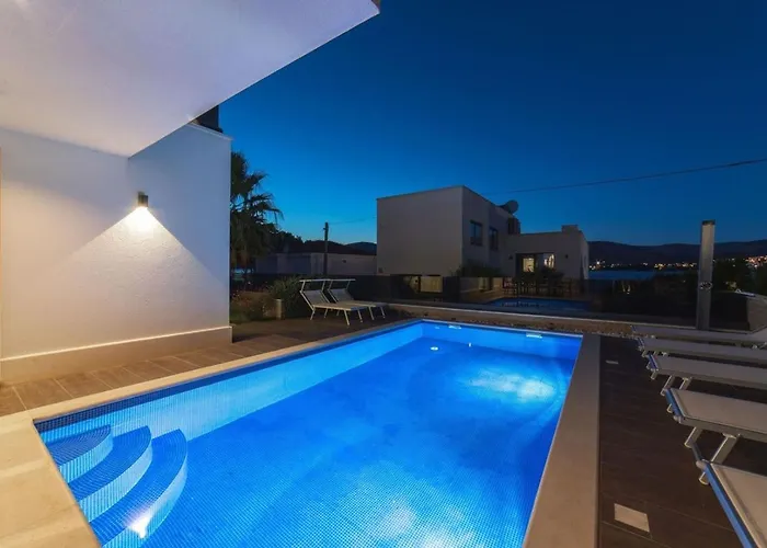 Luxury Beachfront Villa Trogir 2 With Indoor & Outdoor Pools Вилла *