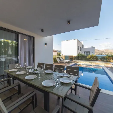 Luxury Beachfront 2 With Indoor & Outdoor Pools * Трогир
